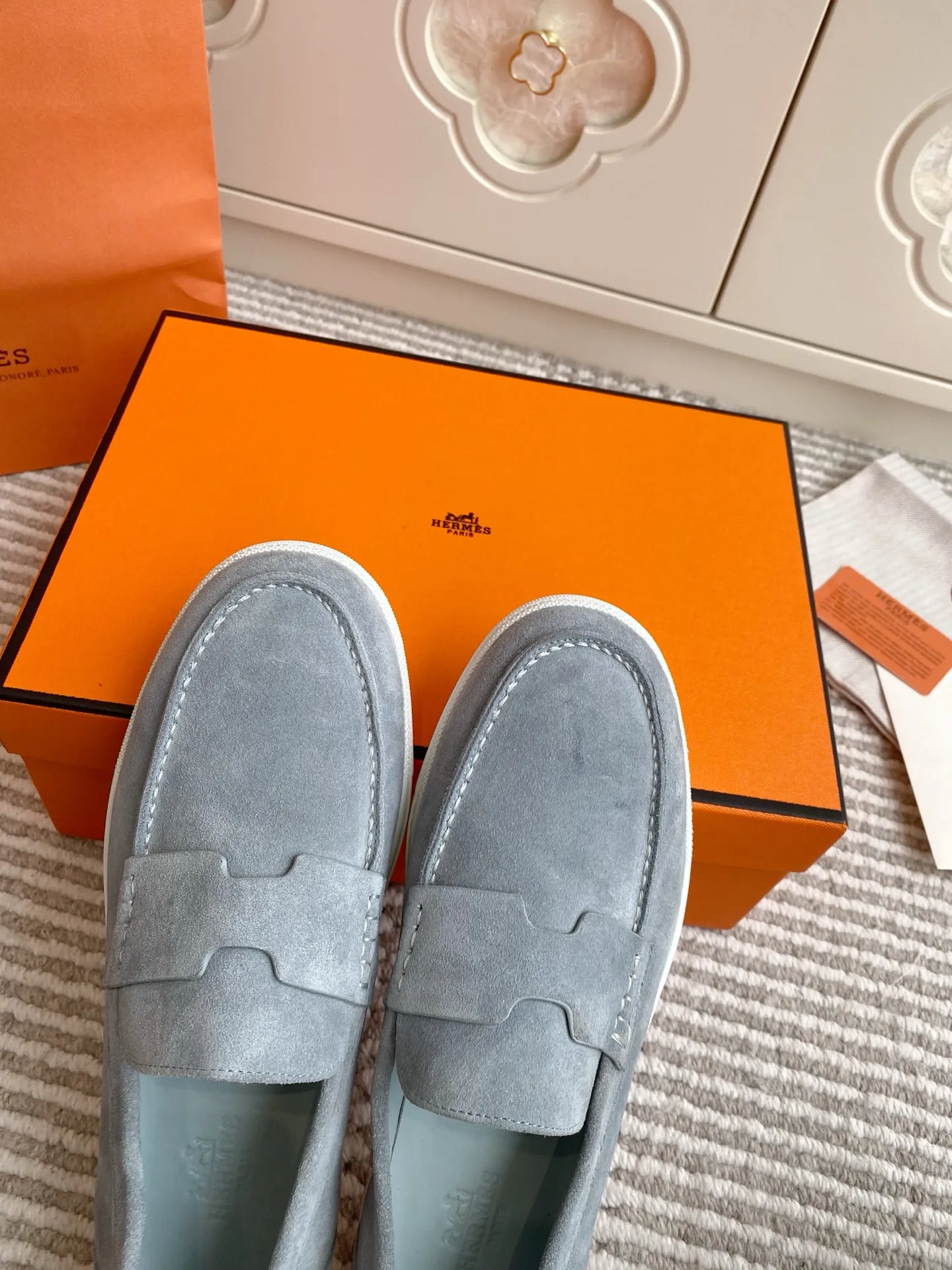 p560✨Hermes Couple Loafers｜Walking in the urban high-end, easily wearing Hermès temperament✨Who says luxury and comfort can’t have both?  This pair of H’s classic loafers really does it!  ▪️"Customized imported Yangjing fabric" is soft and delicate ▪️"Full sheepskin lining" + "soft-soled shoes" design. Your feet will be healed the moment you put them on~ It's like stepping on clouds☁️You won't feel tired after walking all day!  The iconic "H" buckle is low-key and luxurious. It is matched with a rubber outsole. It is lightweight and stylish. Whether you are commuting or shopping, you can easily achieve casual urban style🏙 Can be worn by couples. Full range of sizes, girls 35-41 | boys 39-45. Wear them together when going out. Sweet and high-end💑 Original mold opening. Details are in place. Those who understand will be attracted at a glance ️❤️ #Hermès loafers #coupleshoes #lightweight and versatile shoes